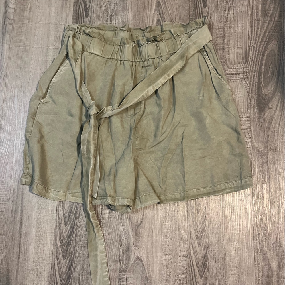 Jane and Delancy khaki green Short size M hi waisted stretch pull up /belt strap